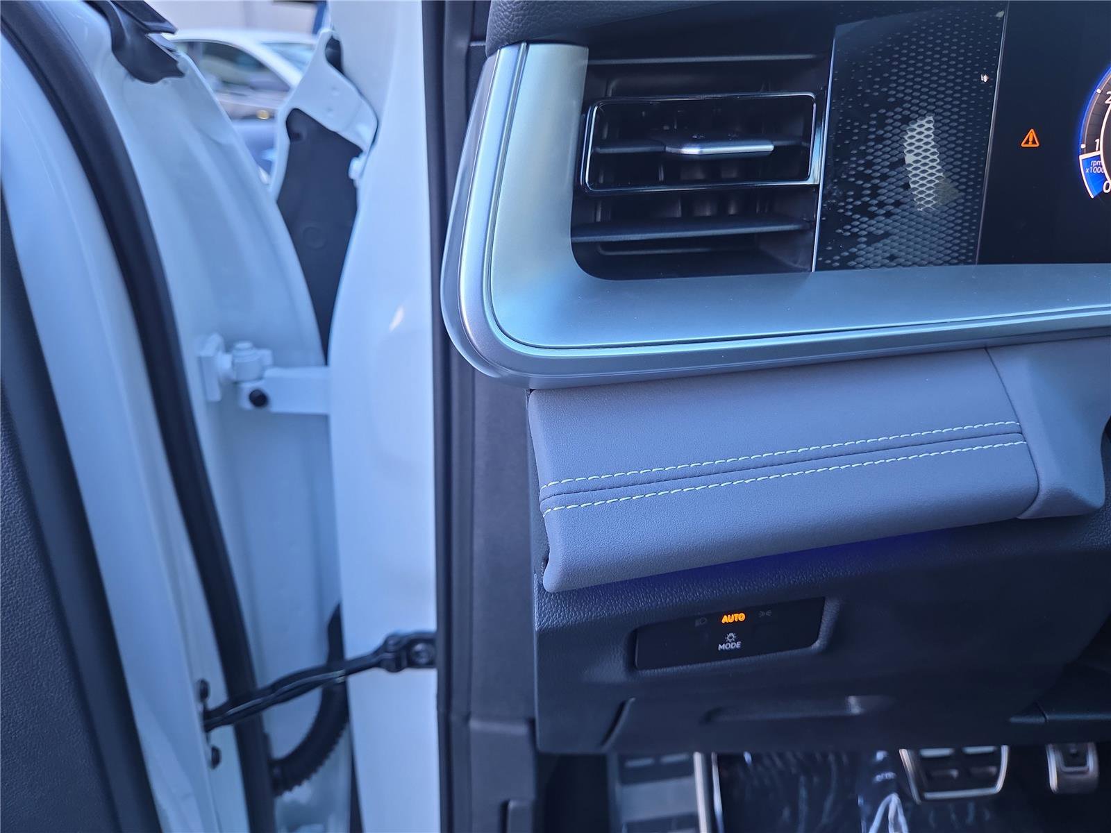 New 2025 Volkswagen Tiguan SE R-Line image 17