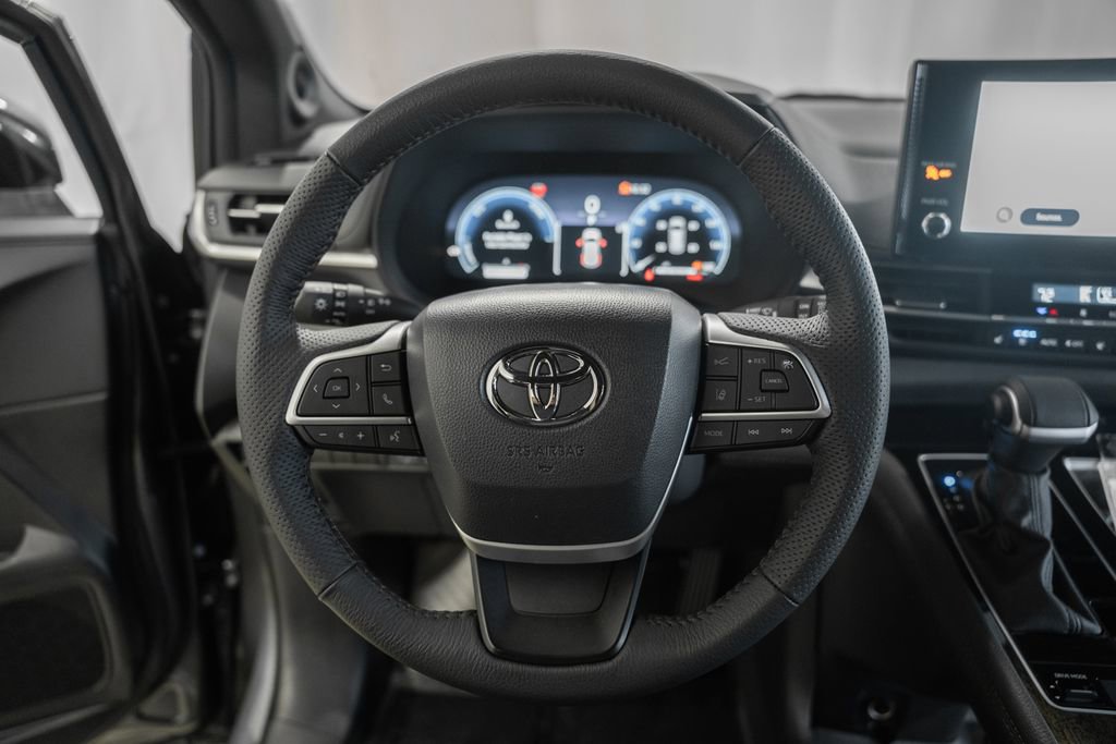 Used 2025 Toyota Sienna Limited AWD/4WD image 31
