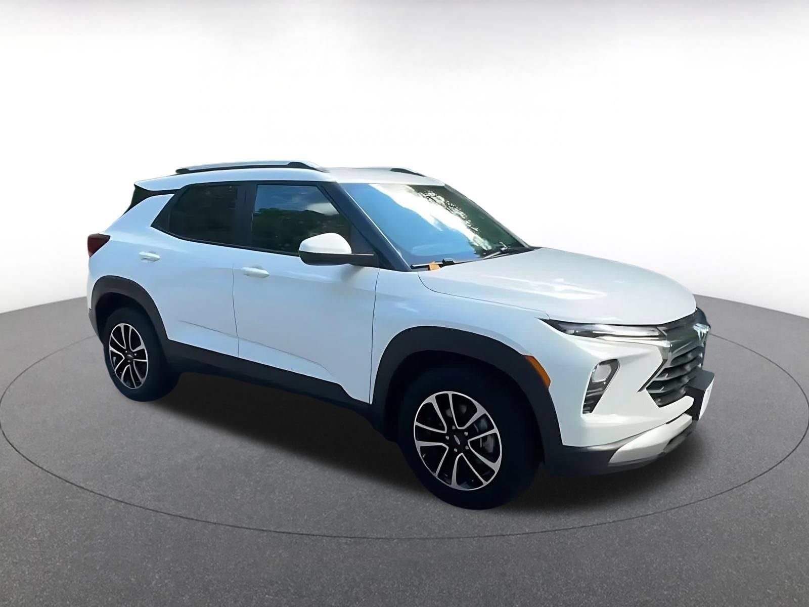 Used 2025 Chevrolet TrailBlazer LT FWD image 2