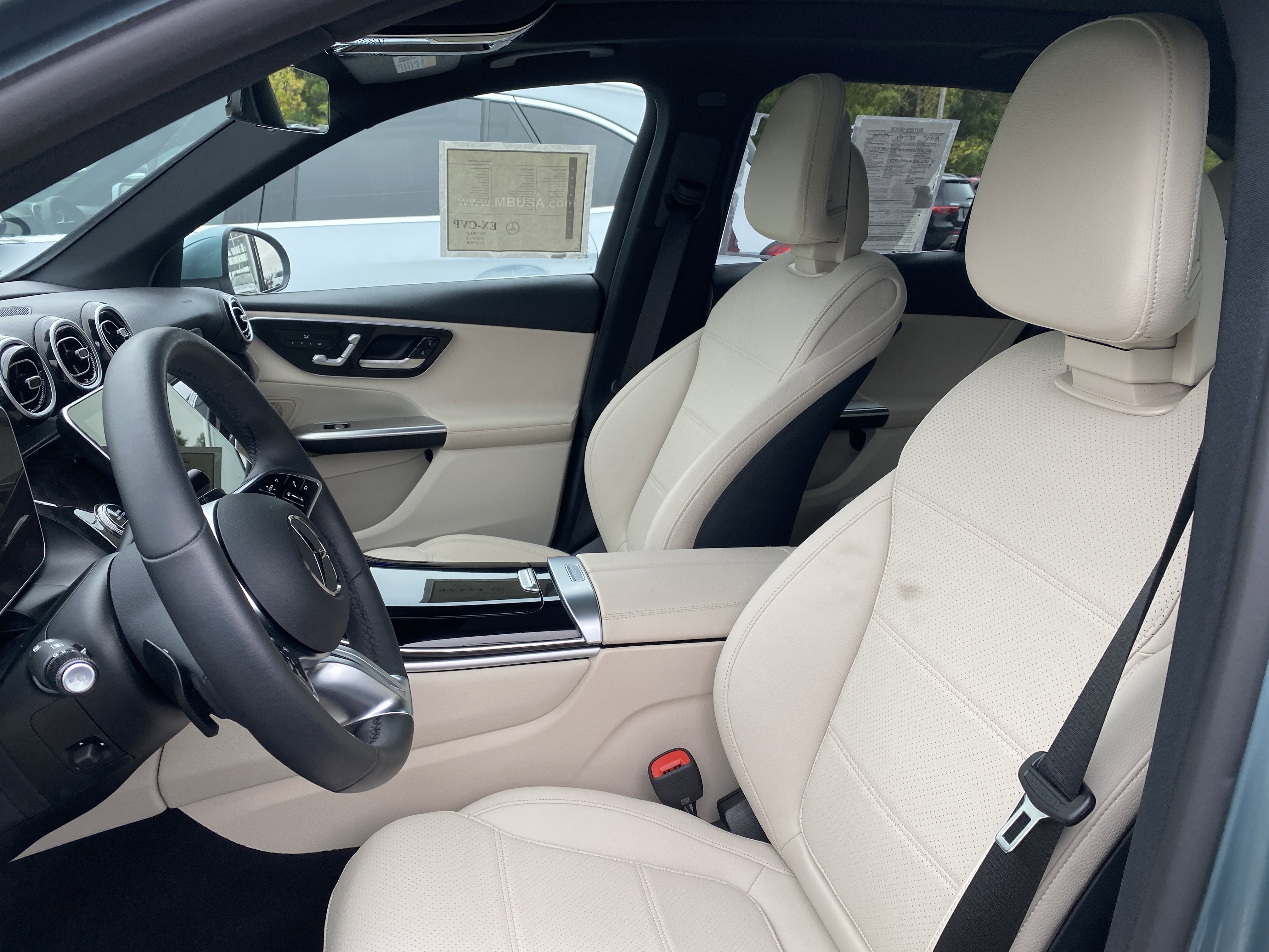 Used 2025 Mercedes-Benz GLC 300 4MATIC image 10