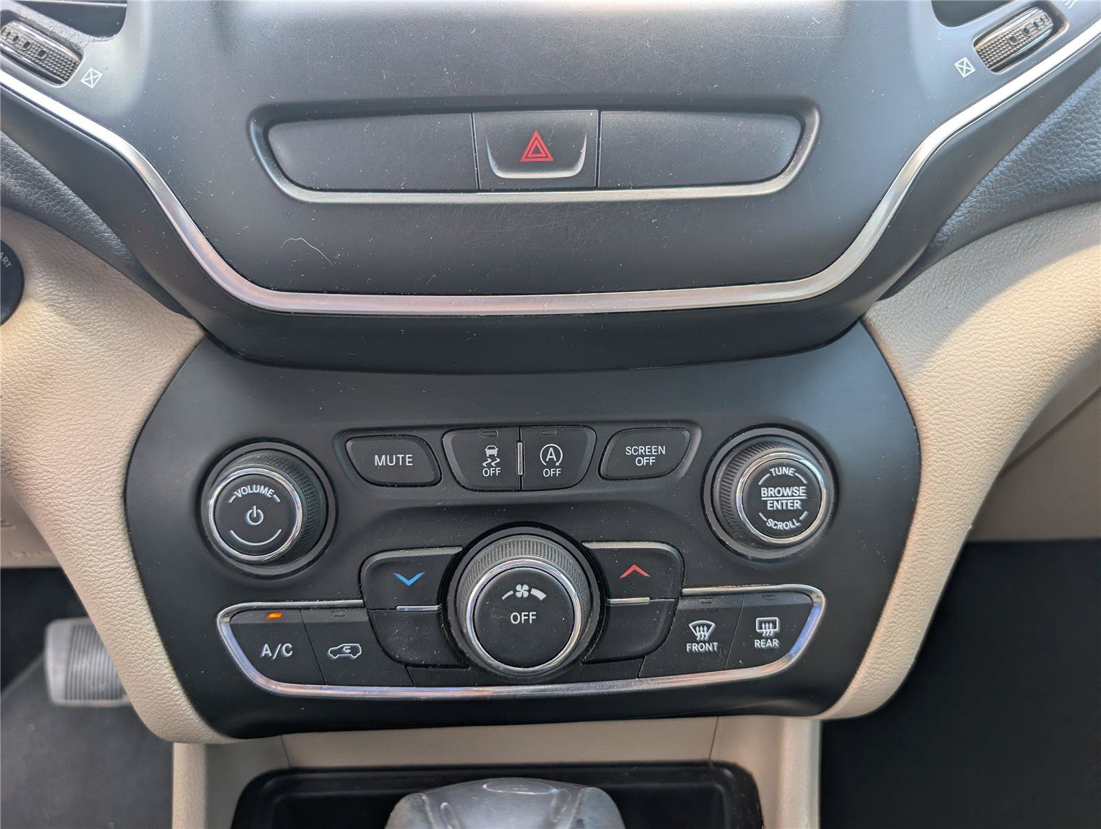 Used 2019 Jeep Cherokee Latitude w/ Popular Appearance Group FWD image 17
