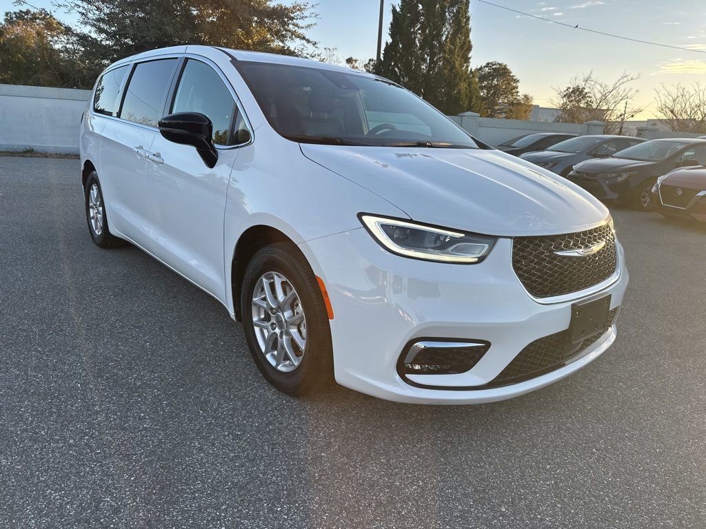Used 2025 Chrysler Pacifica Select image 3