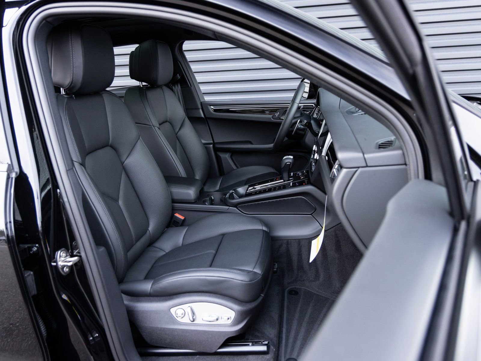 Certified 2026 Porsche Macan AWD/4WD image 32