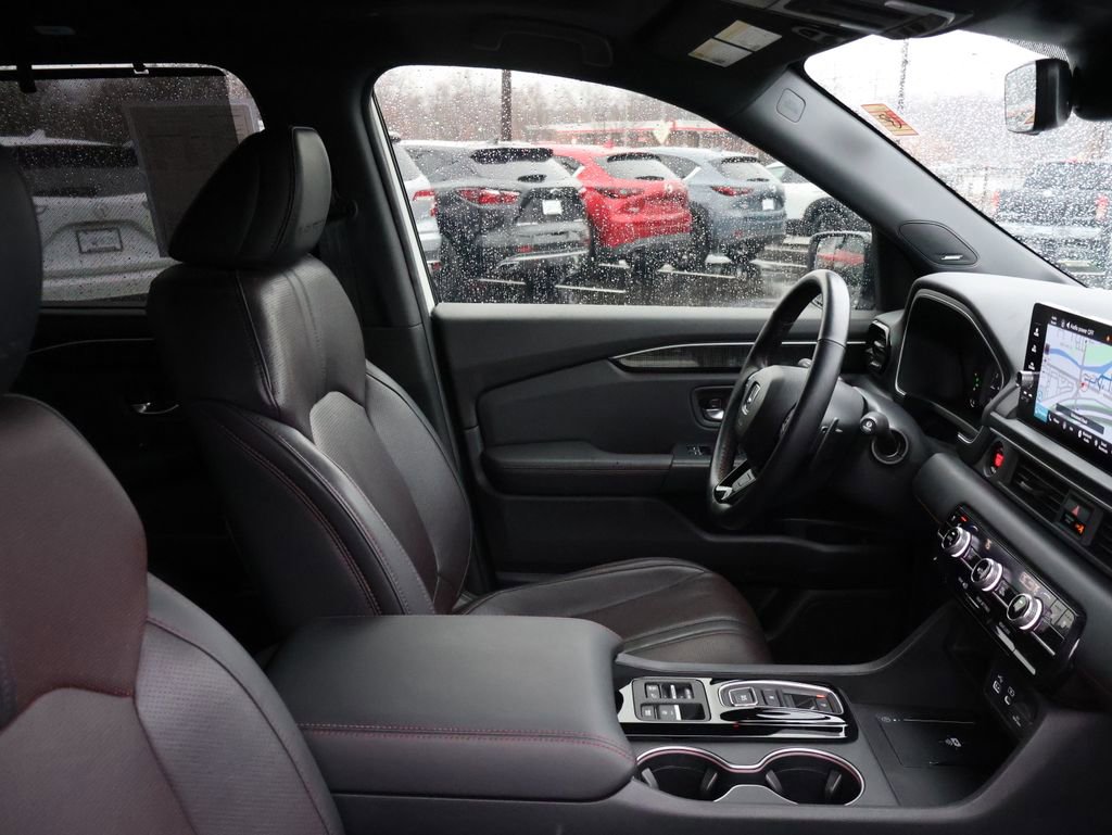 Certified 2025 Honda Pilot Black Edition image 8