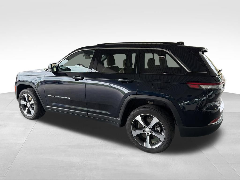 Used 2023 Jeep Grand Cherokee 4WD 4xe w/ Luxury Tech Group II image 3