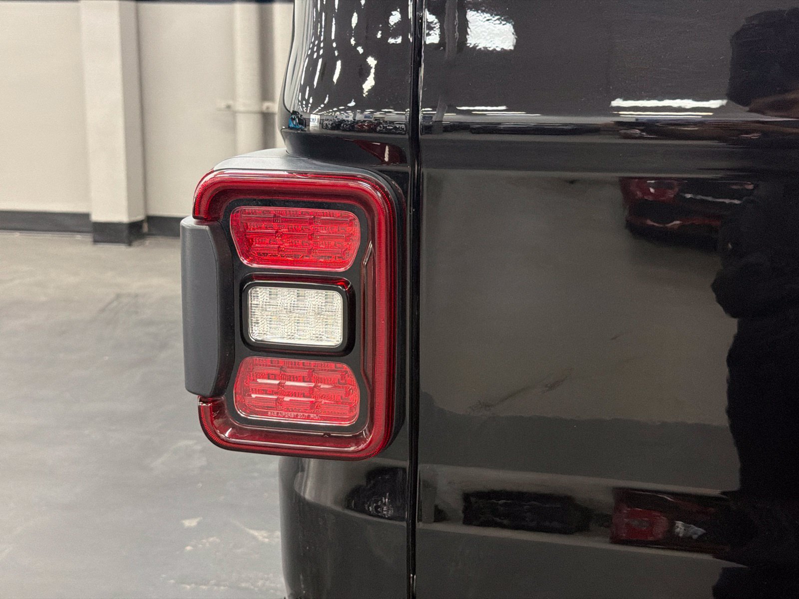 Used 2025 Jeep Gladiator Mojave AWD/4WD image 14