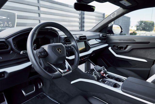Used 2025 Lamborghini Urus SE image 2