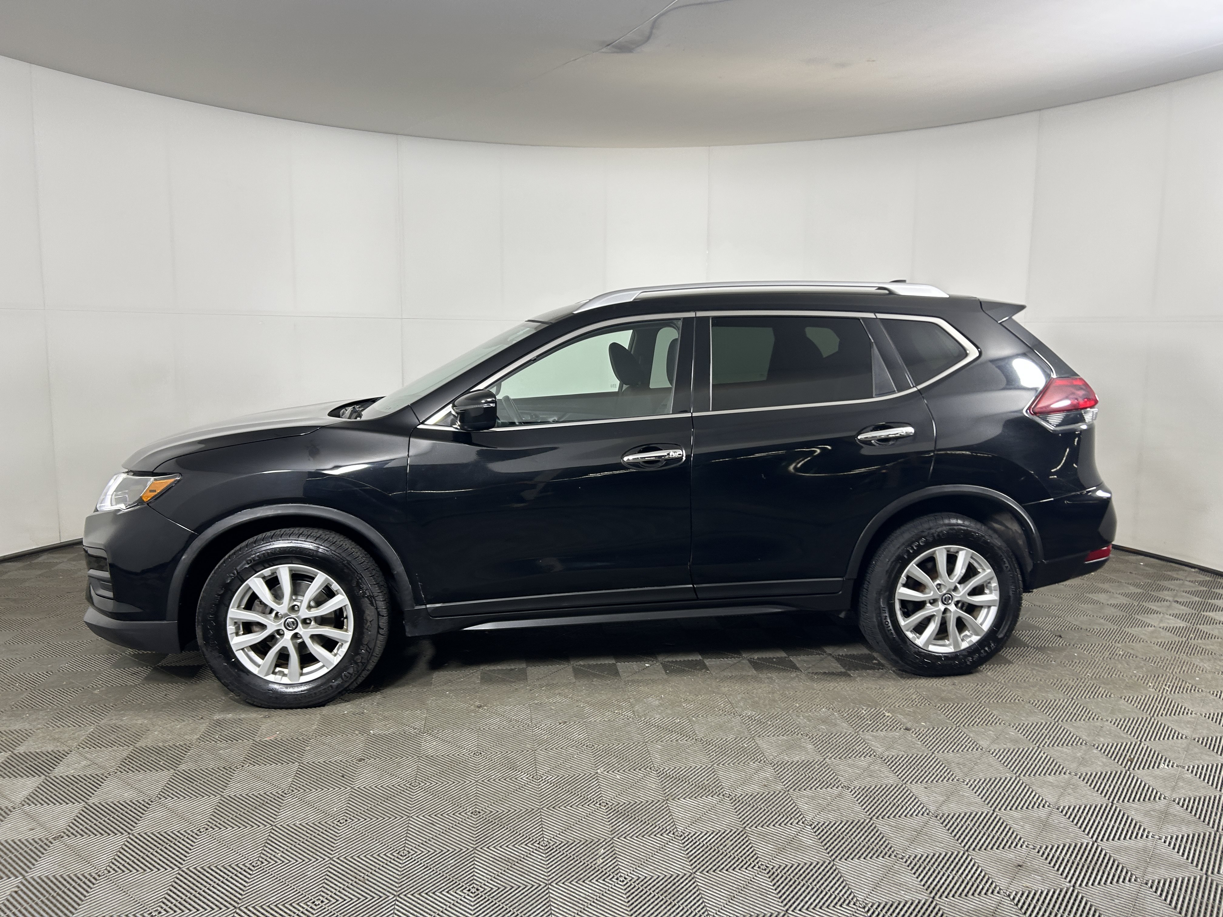 Used 2020 Nissan Rogue SV AWD/4WD image 2