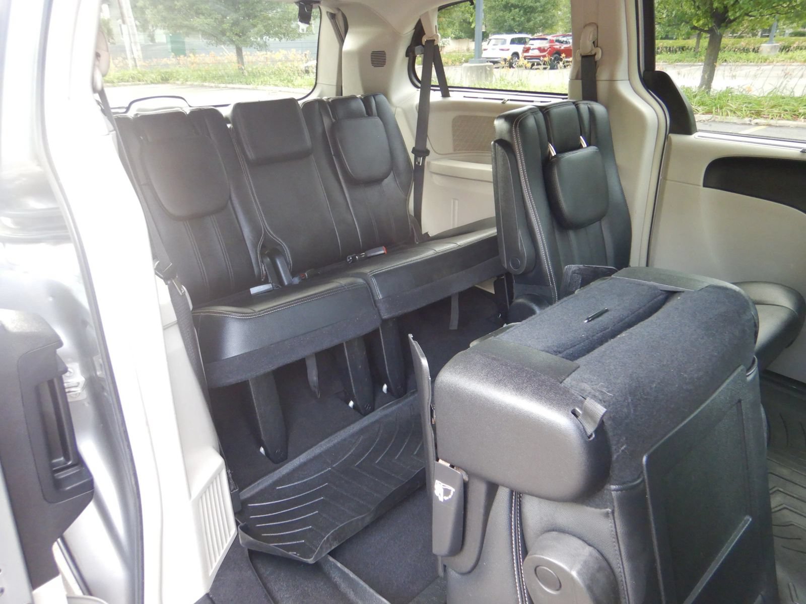 Used 2016 Chrysler Town & Country Touring w/ Driver Convenience Group FWD image 24