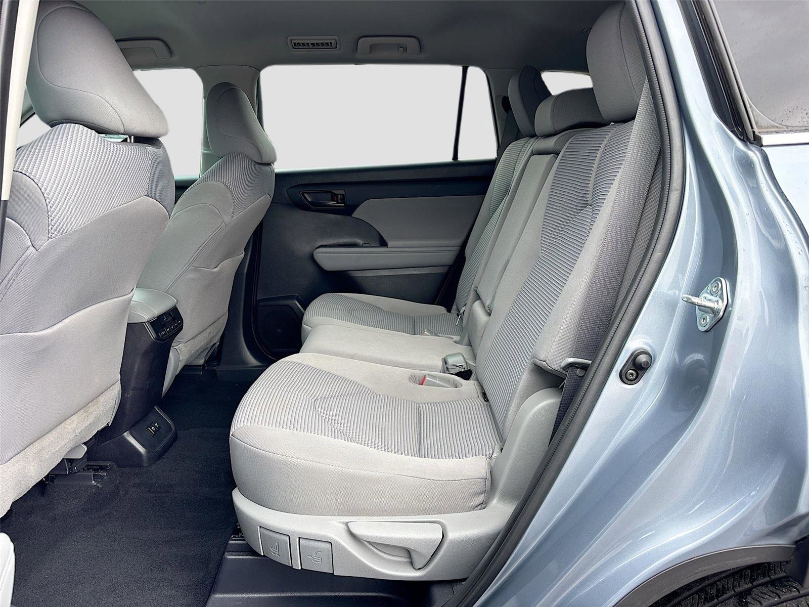 Used 2021 Toyota Highlander LE image 26