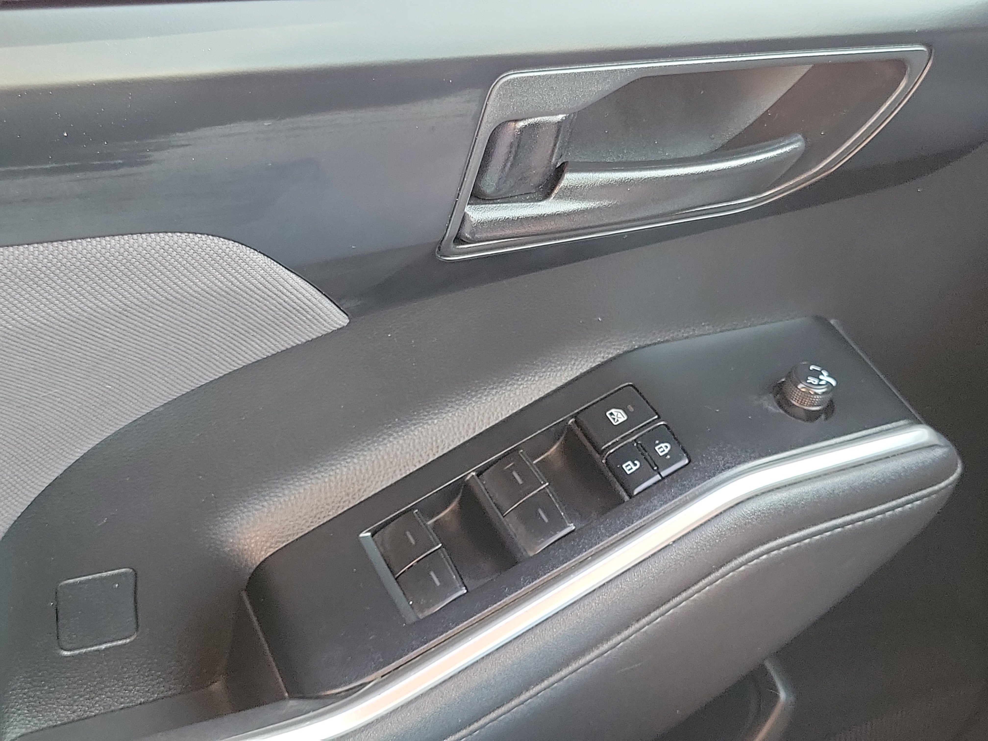 Used 2021 Toyota Highlander LE FWD image 12