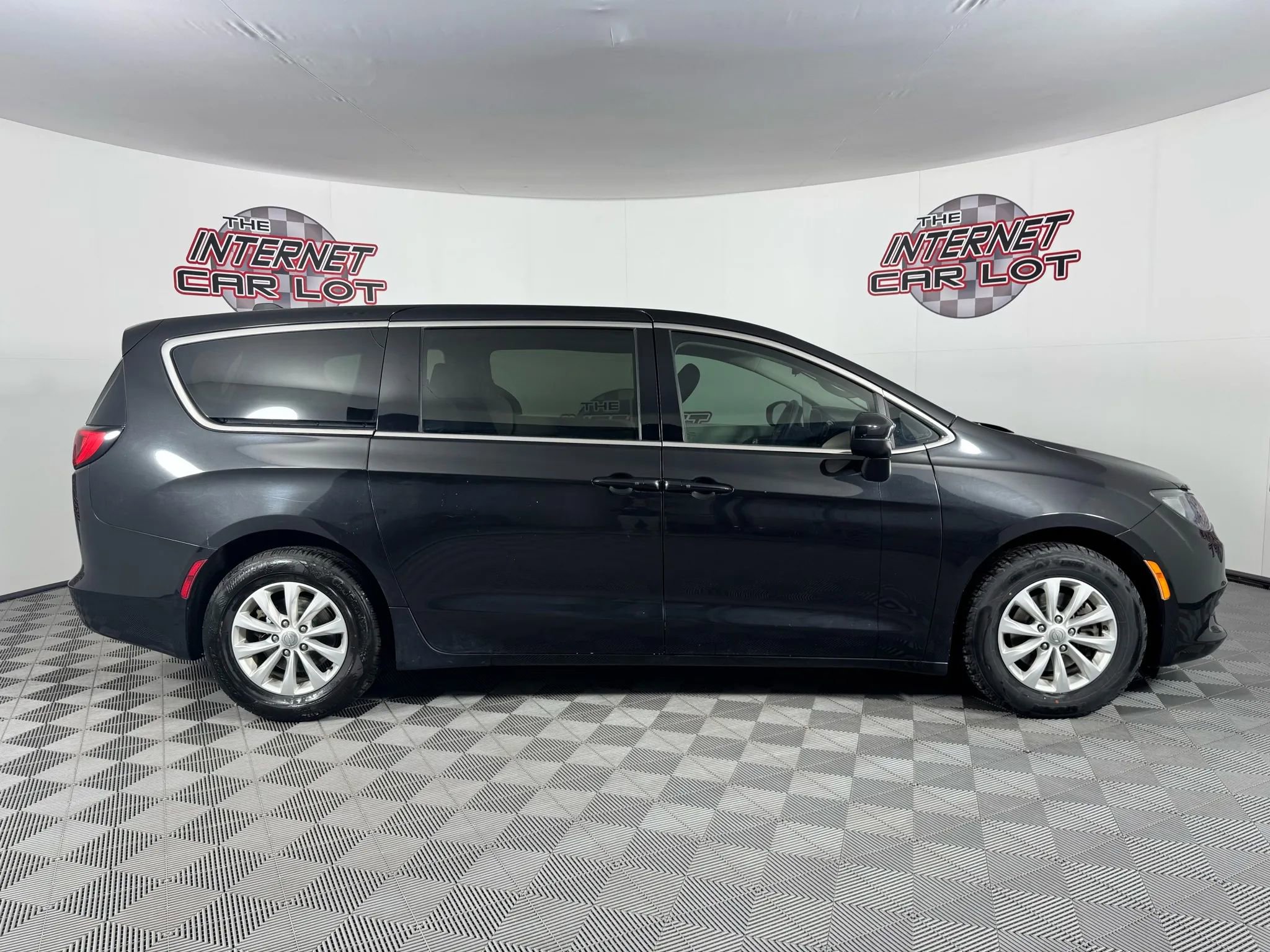 Used 2017 Chrysler Pacifica Touring w/ Tire & Wheel Group image 8