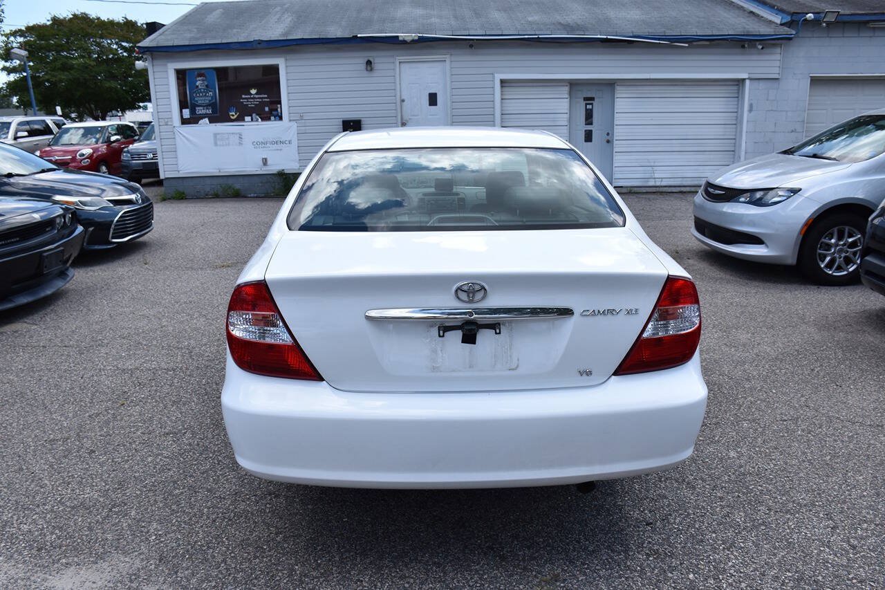 Used 2004 Toyota Camry XLE w/ VSC & Side Airbag Pkg FWD image 6