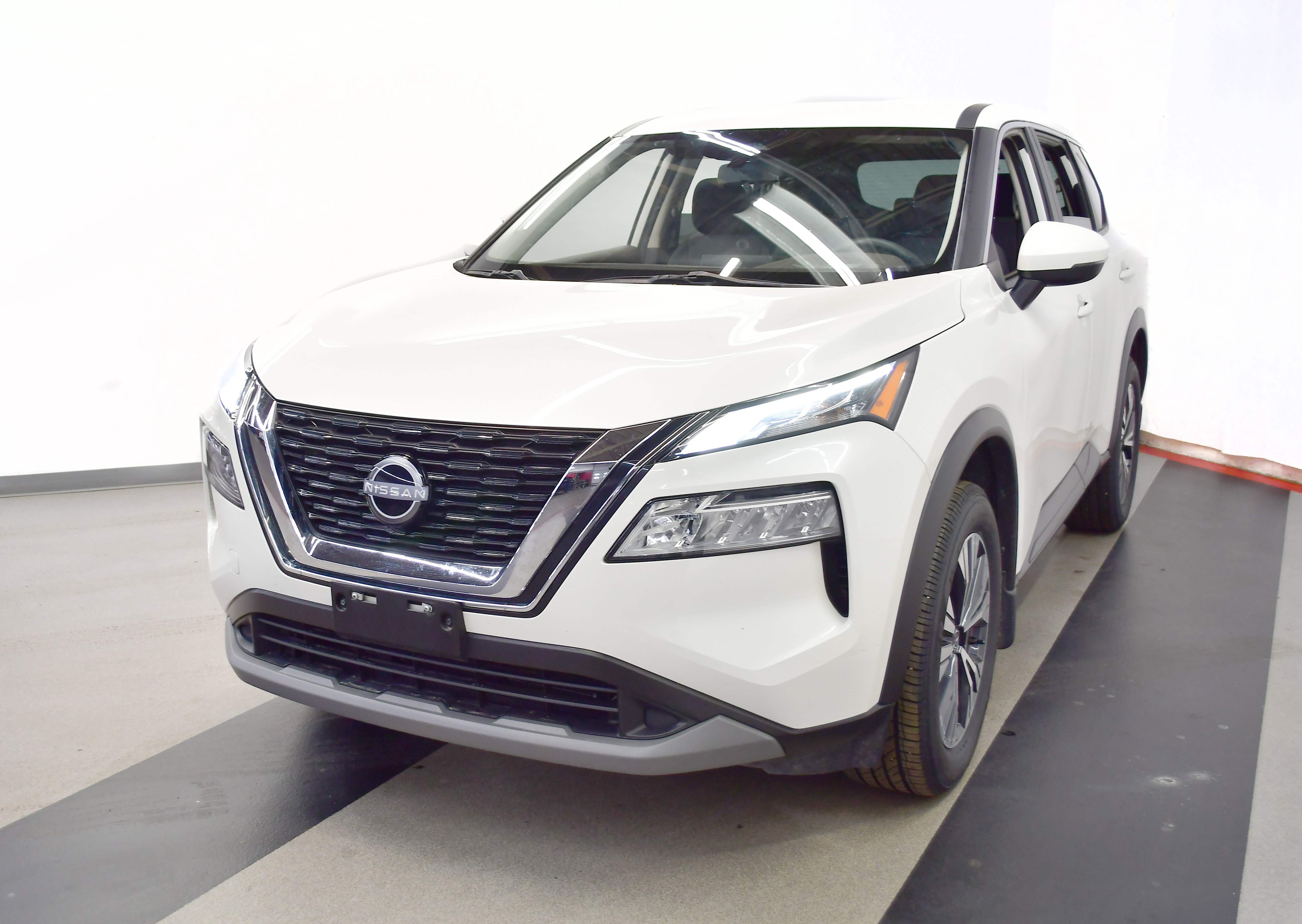 Used 2023 Nissan Rogue SV image 8