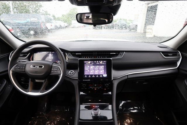 Used 2023 Jeep Grand Cherokee Laredo image 18