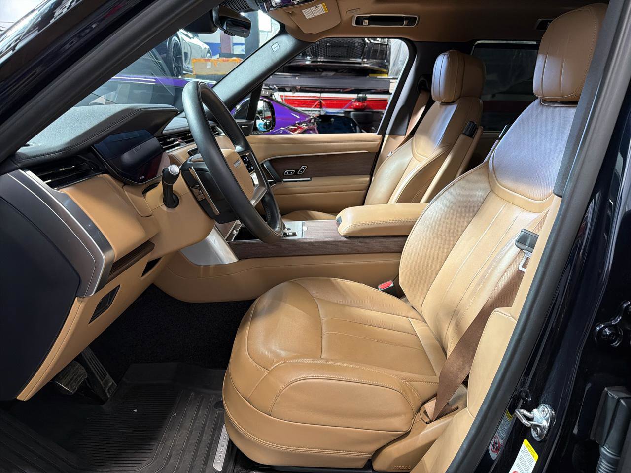 Used 2025 Land Rover Range Rover Long Wheelbase SE image 13