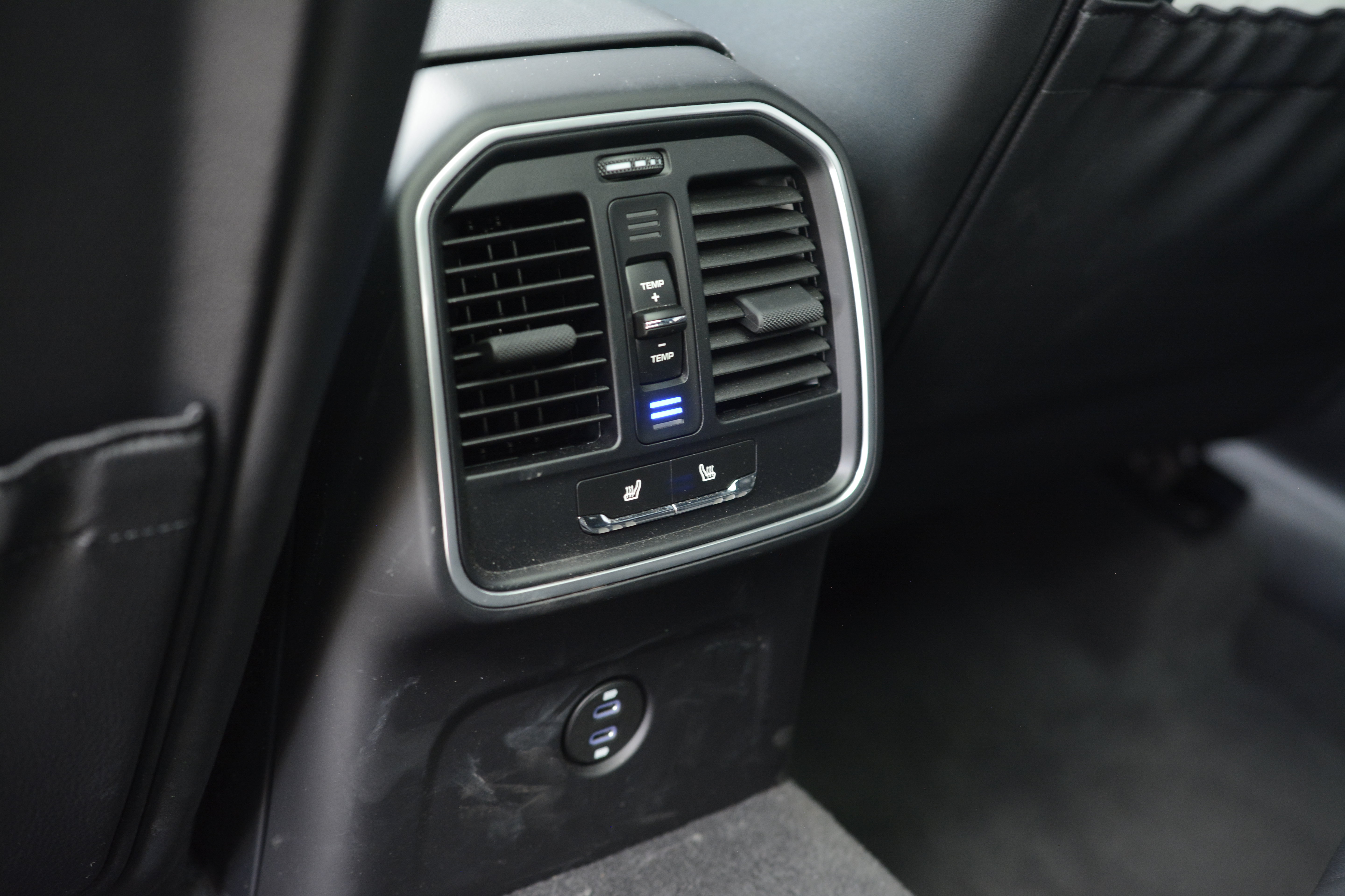 Certified 2026 Porsche Macan Turbo AWD/4WD image 32