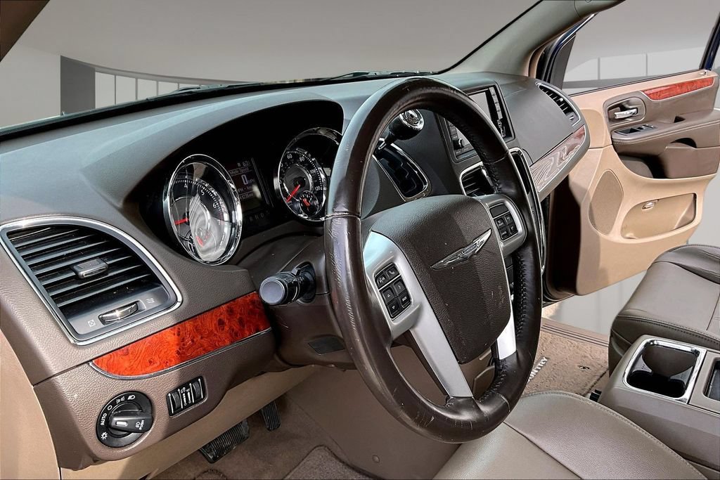 Used 2014 Chrysler Town & Country Touring FWD image 13