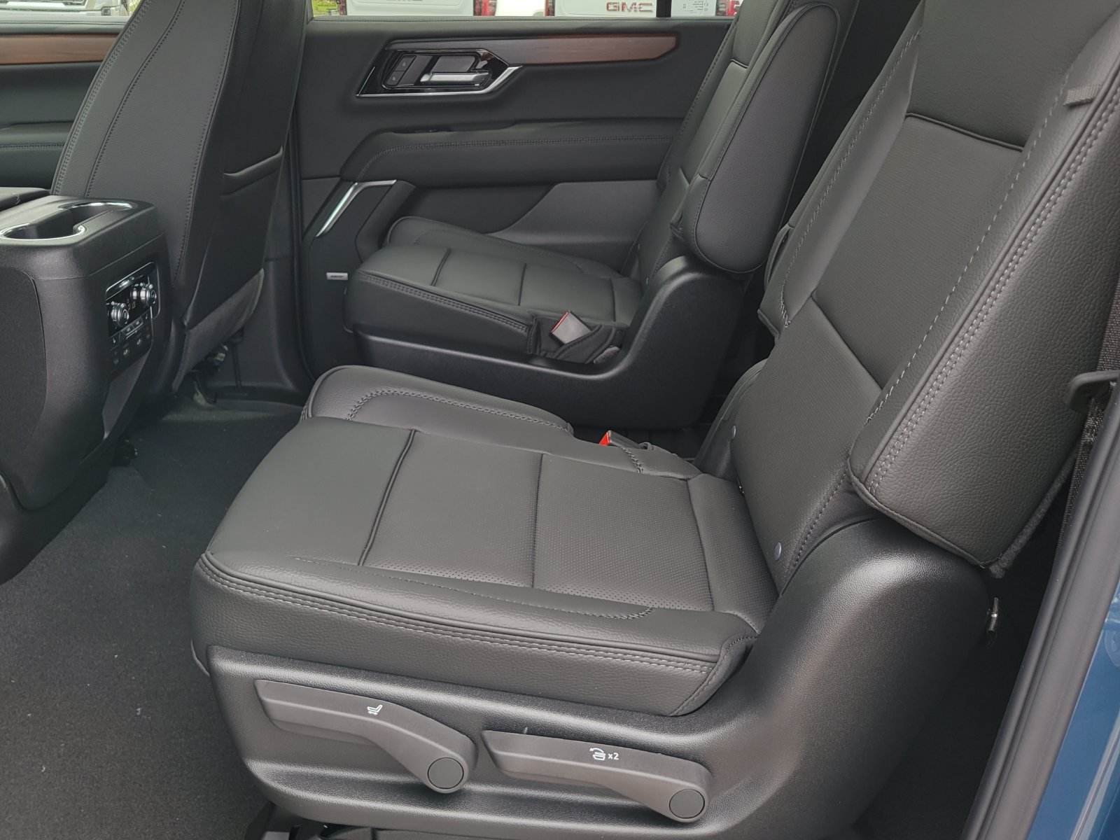 New 2026 GMC Yukon XL Denali w/ Denali Reserve Package AWD/4WD image 7