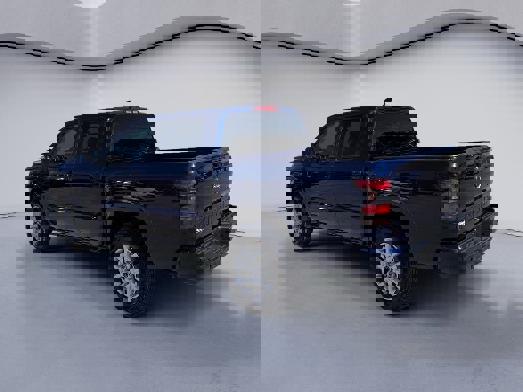 Used 2023 Nissan Frontier SV image 3