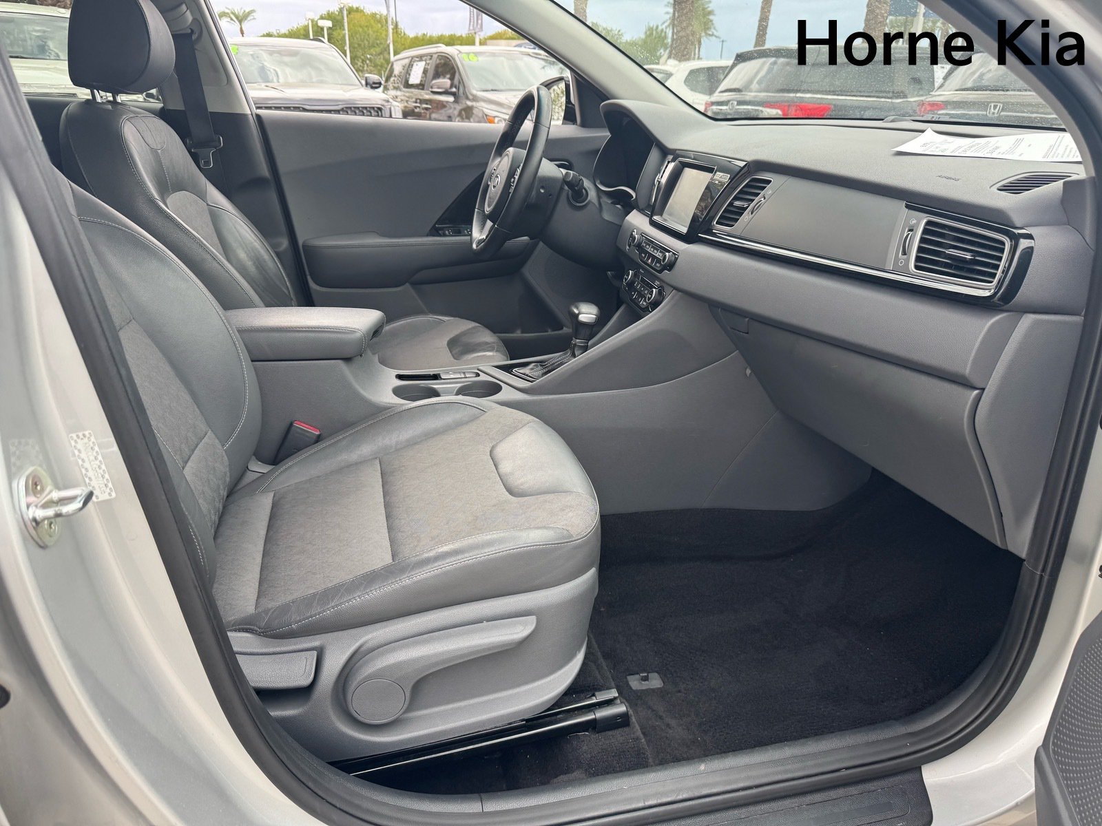 Used 2017 Kia Niro EX FWD image 27