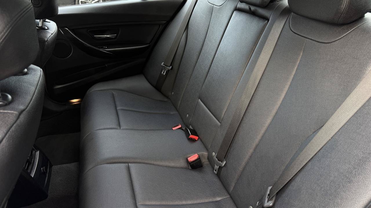 Used 2018 BMW 320i xDrive Sedan AWD/4WD image 32