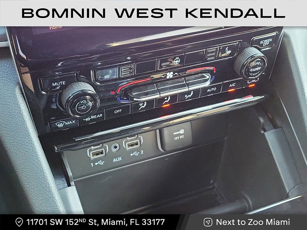 Used 2025 Jeep Grand Cherokee Limited w/ Black Appearance Package image 21