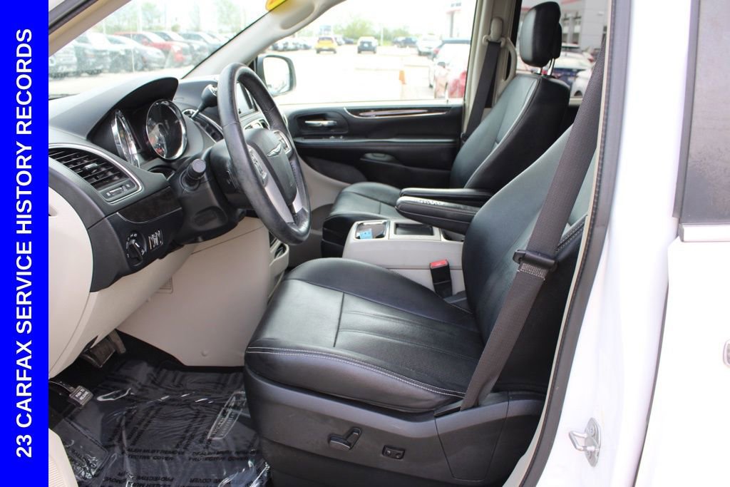 Used 2016 Chrysler Town & Country Touring-L image 16