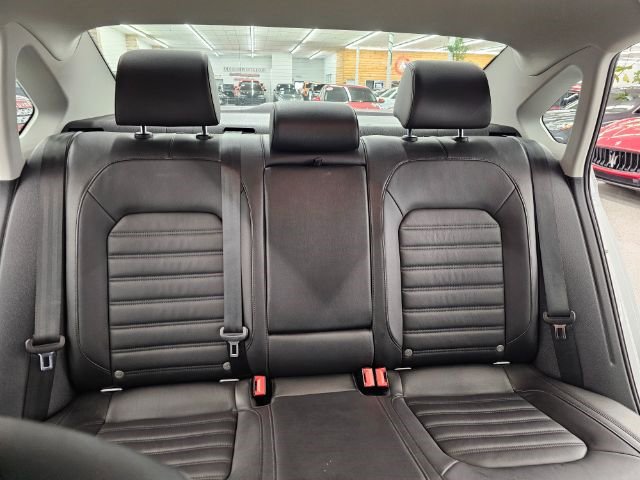 Used 2016 Volkswagen Passat 3.6 SEL Premium image 33