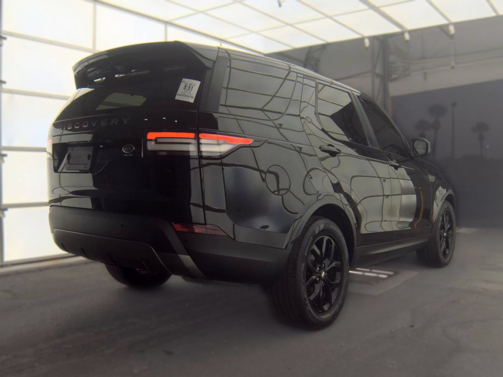 Used 2020 Land Rover Discovery SE AWD/4WD image 2