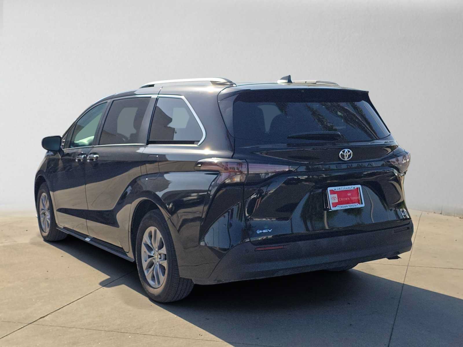 Used 2026 Toyota Sienna XLE FWD image 5