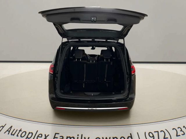 Used 2025 Chrysler Pacifica Select FWD image 9