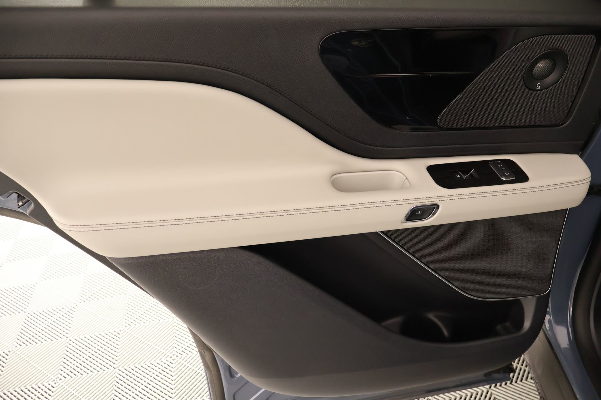 New 2026 Lincoln Aviator Reserve w/ Jet Appearance Package AWD/4WD image 17