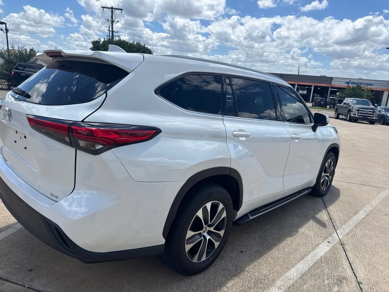 Used 2022 Toyota Highlander XLE FWD image 5