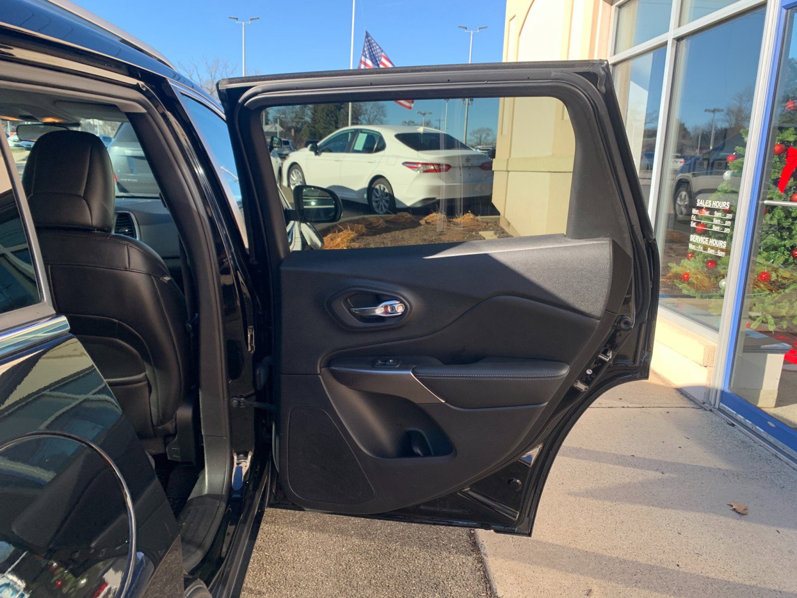 Used 2019 Jeep Cherokee Latitude Plus w/ Cold Weather Group image 34