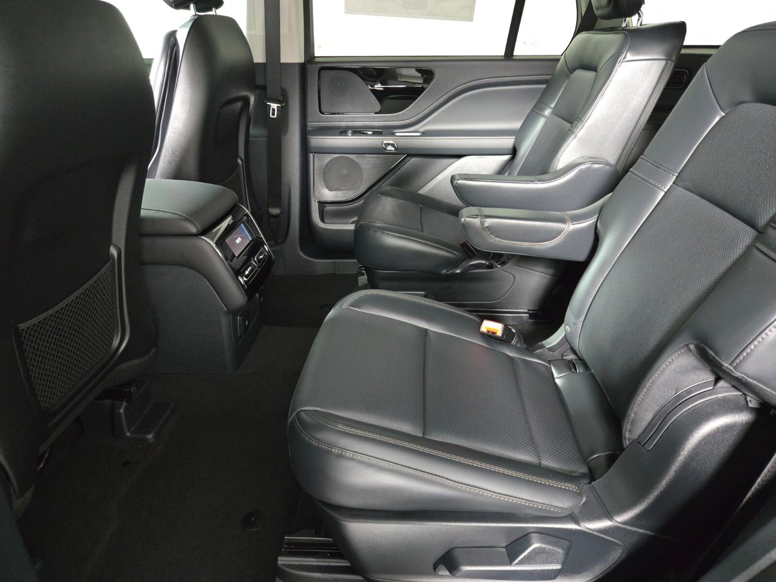 New 2026 Lincoln Aviator AWD w/ Jet Appearance Package image 13