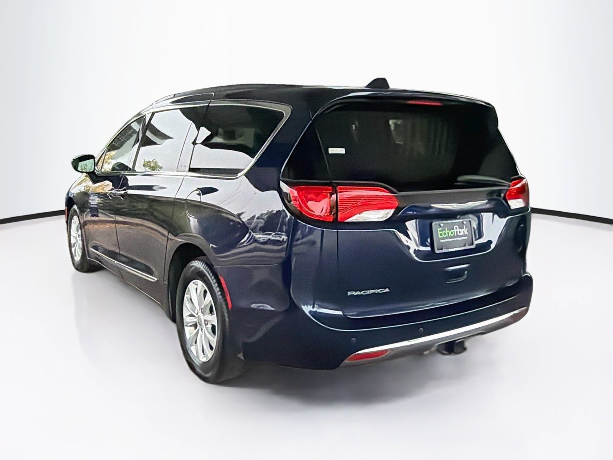 Used 2017 Chrysler Pacifica Touring-L FWD image 5