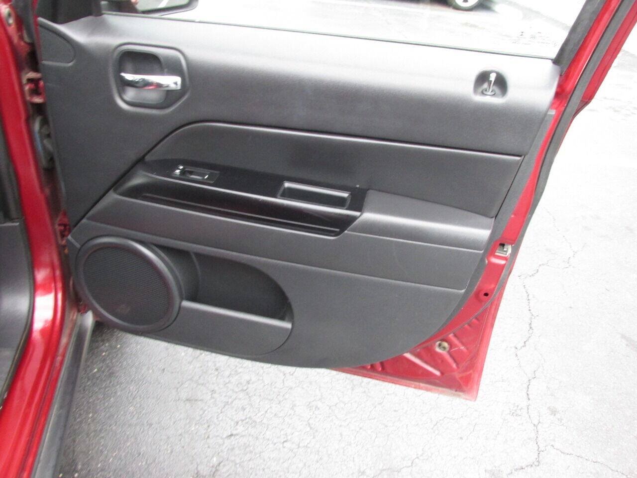 Used 2014 Jeep Patriot Latitude FWD image 31