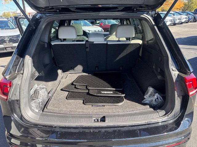 Used 2021 Volkswagen Tiguan SE R-Line AWD/4WD image 23