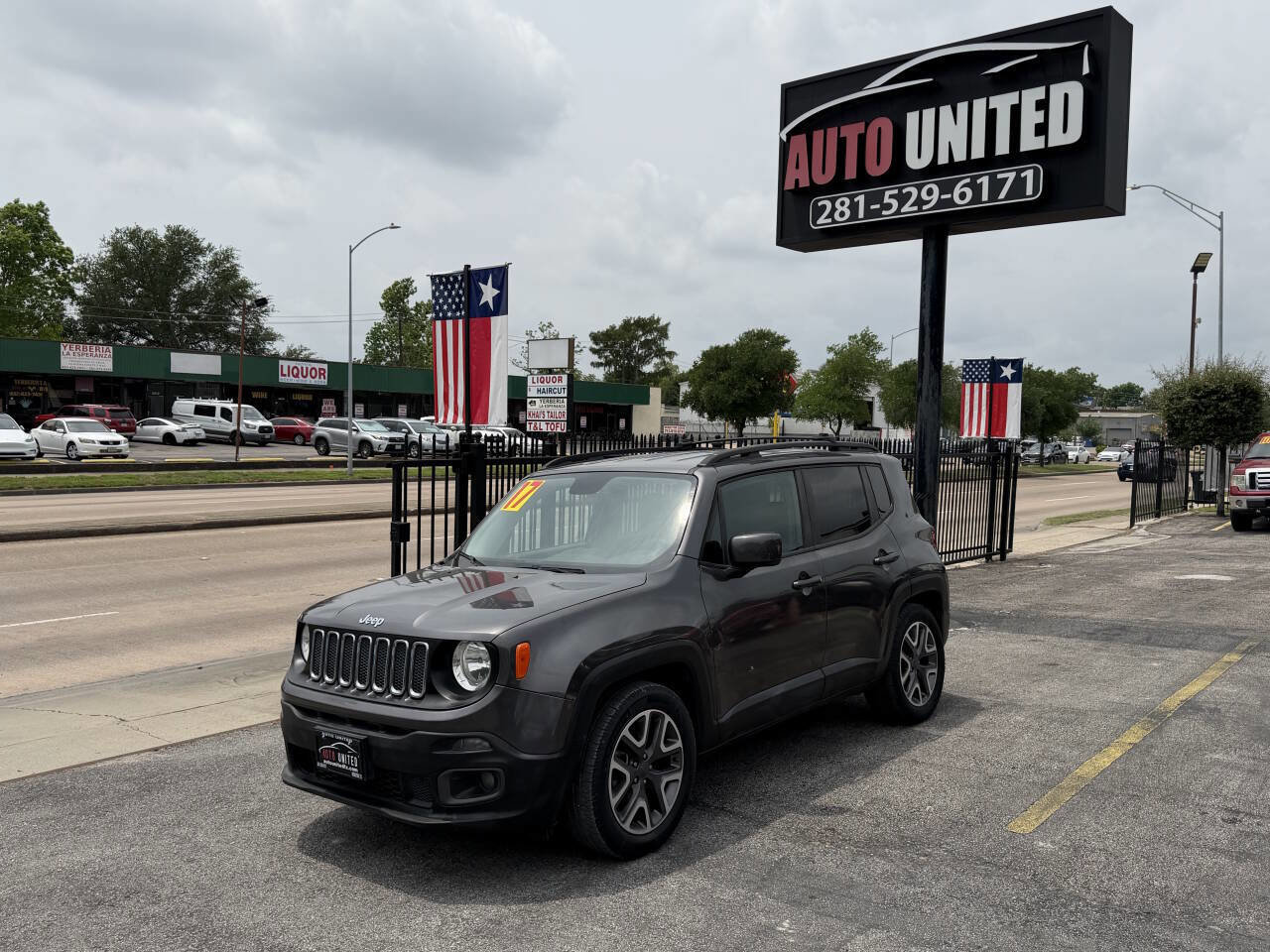 Used 2017 Jeep Renegade Latitude FWD image 1