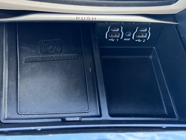 Used 2023 Chrysler Pacifica Limited FWD image 32
