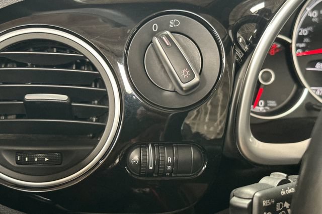 Used 2018 Volkswagen Beetle 2.0T S FWD image 30