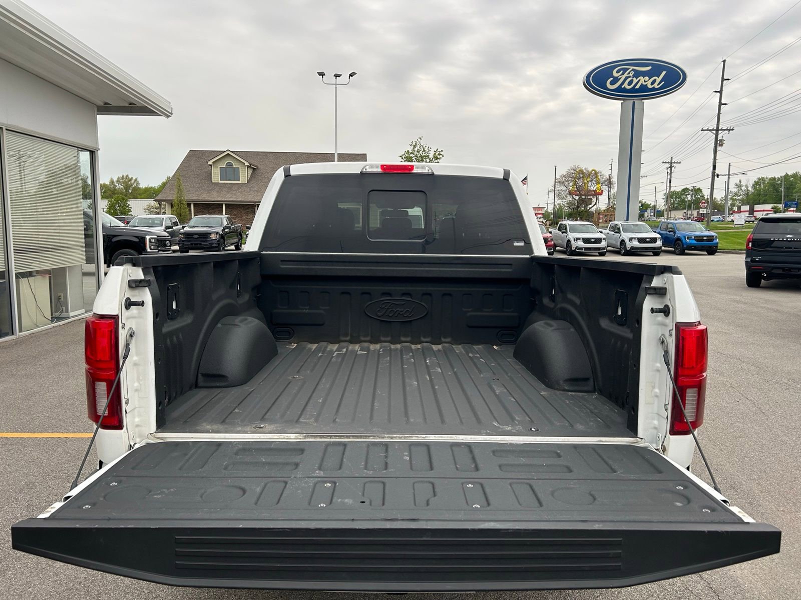 Used 2018 Ford F150 Lariat w/ Equipment Group 502A Luxury AWD/4WD image 8