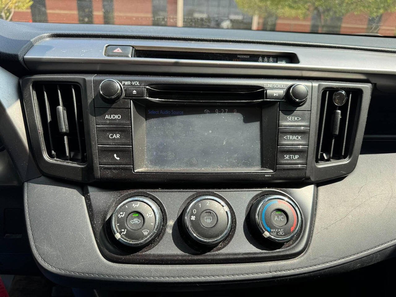 Used 2018 Toyota RAV4 LE FWD image 17