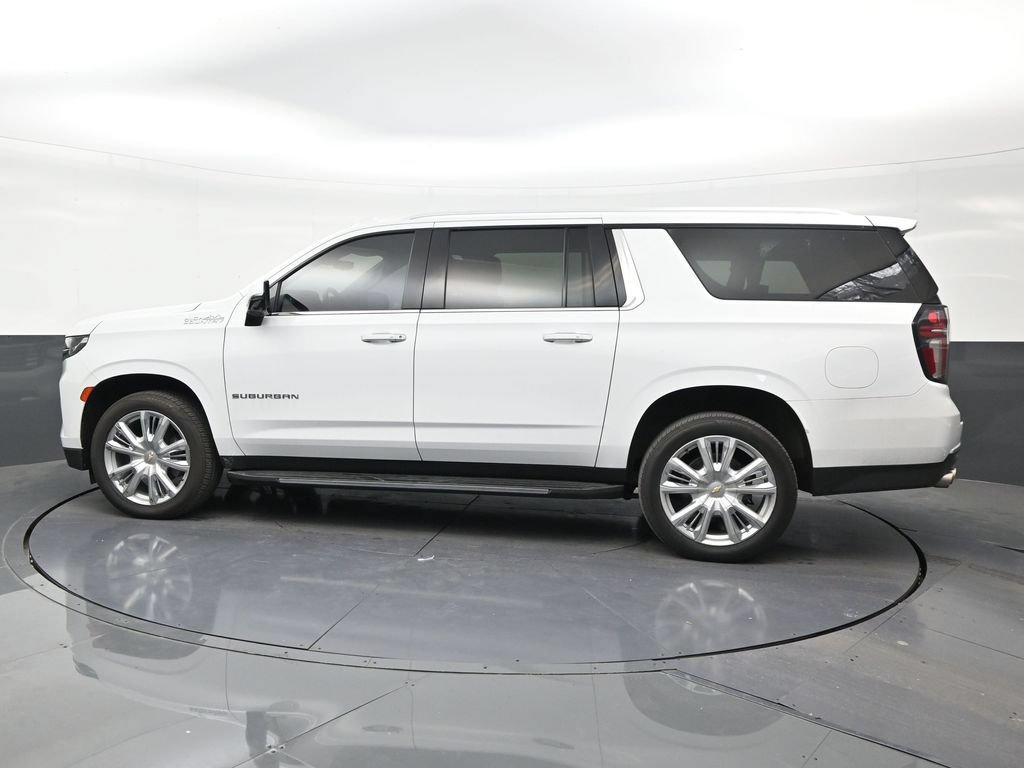 Used 2022 Chevrolet Suburban High Country RWD image 2