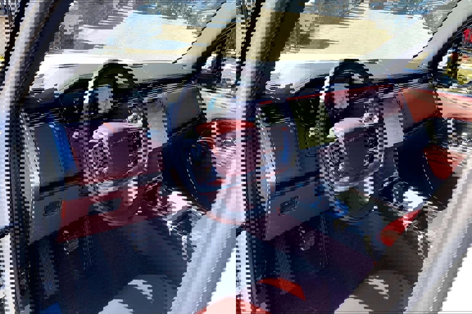 New 2026 Land Rover Range Rover SE image 8