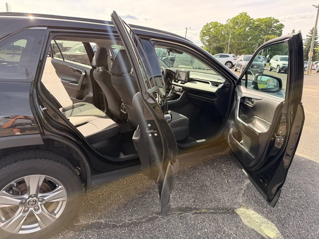 Used 2022 Toyota RAV4 LE AWD/4WD image 27