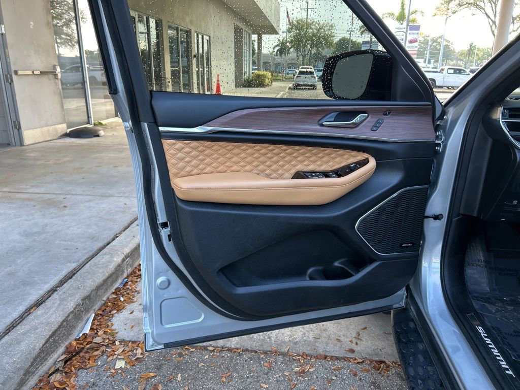 Used 2025 Jeep Grand Cherokee L Summit w/ Advanced Protech Group IV image 44