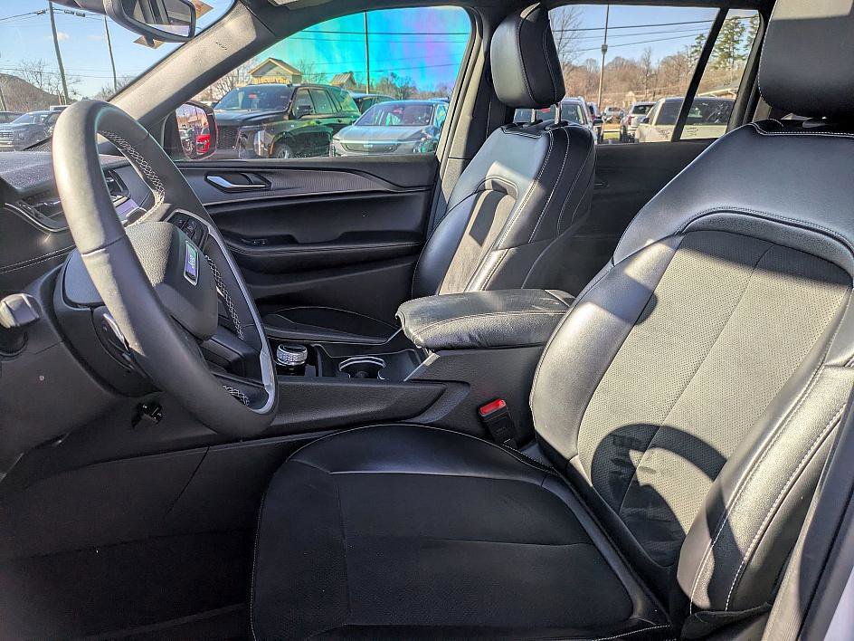 Used 2023 Jeep Grand Cherokee Altitude image 11