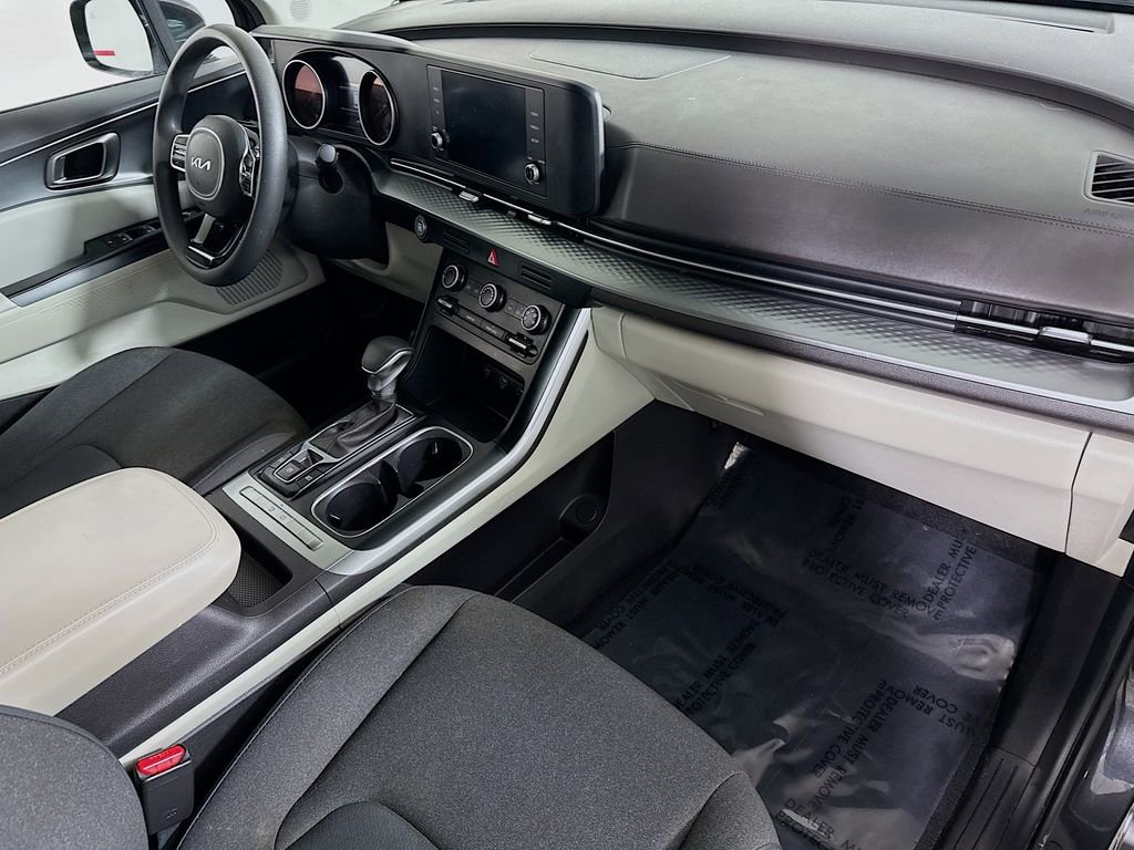 Used 2022 Kia Carnival LX image 32